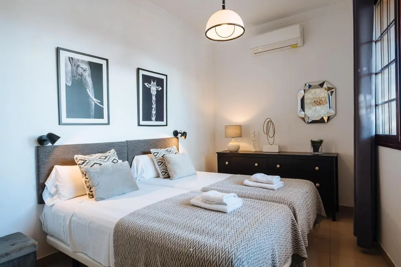 Homeyseville-Amazing Penthouse Giralda Views 8 Pax, Parking Optional